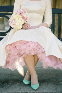 Ruffled - photo by http://www.alabamasouthernweddingphotography.com/ - http://ruffledblog.com/1950s-inspired-auburn-wedding/